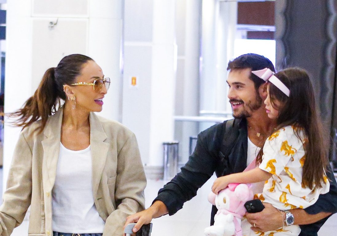 Sabrina Sato, Nicolas Prattes e Zoe (Foto: Brazil News)