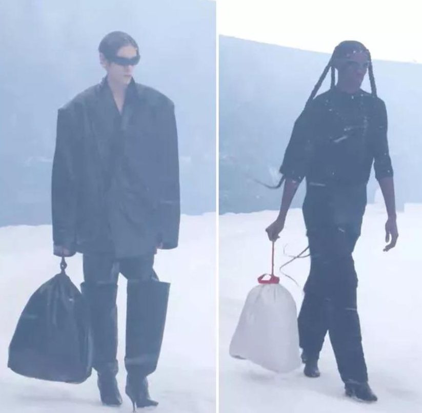 Desfile de março de 2022 da Balenciaga com a bolsa saco de lico (Foto: Reprodução)