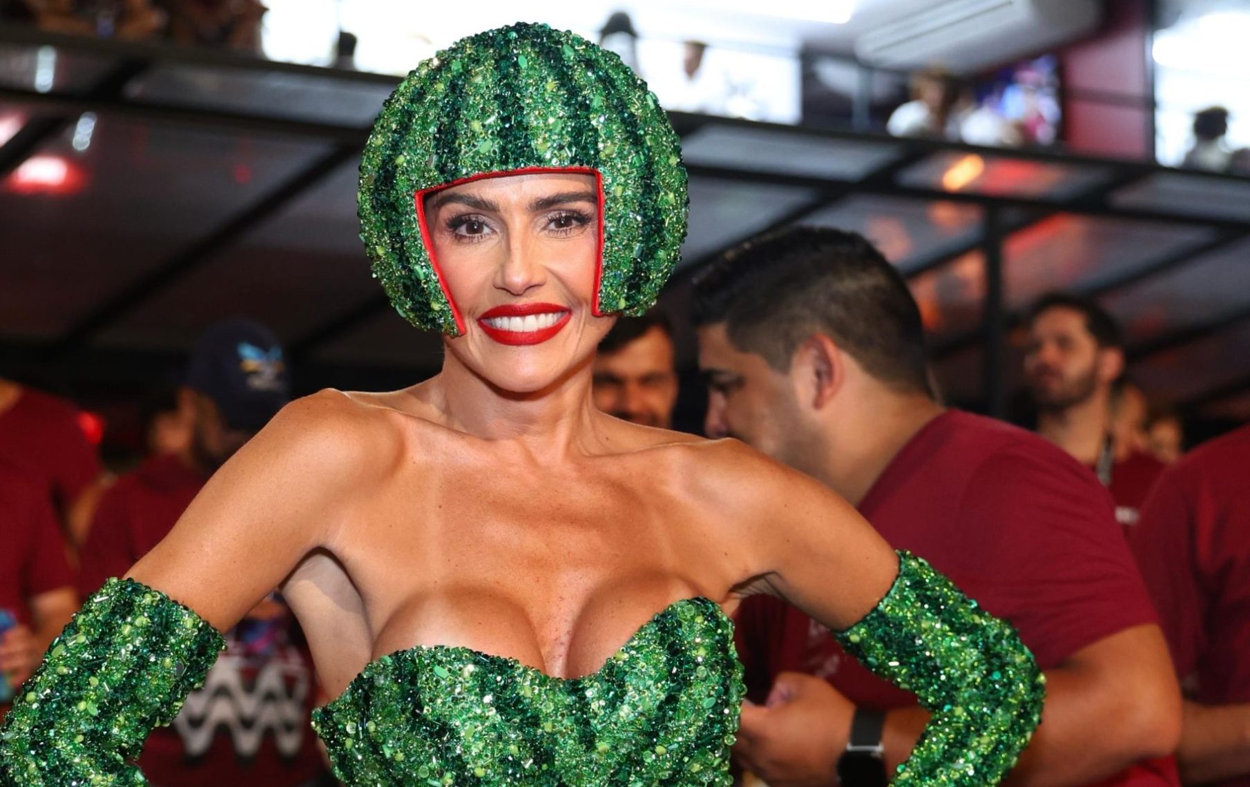 Deborah Secco vestida de melancia feita pelo estúdio Silfar (Foto: Brazil News)