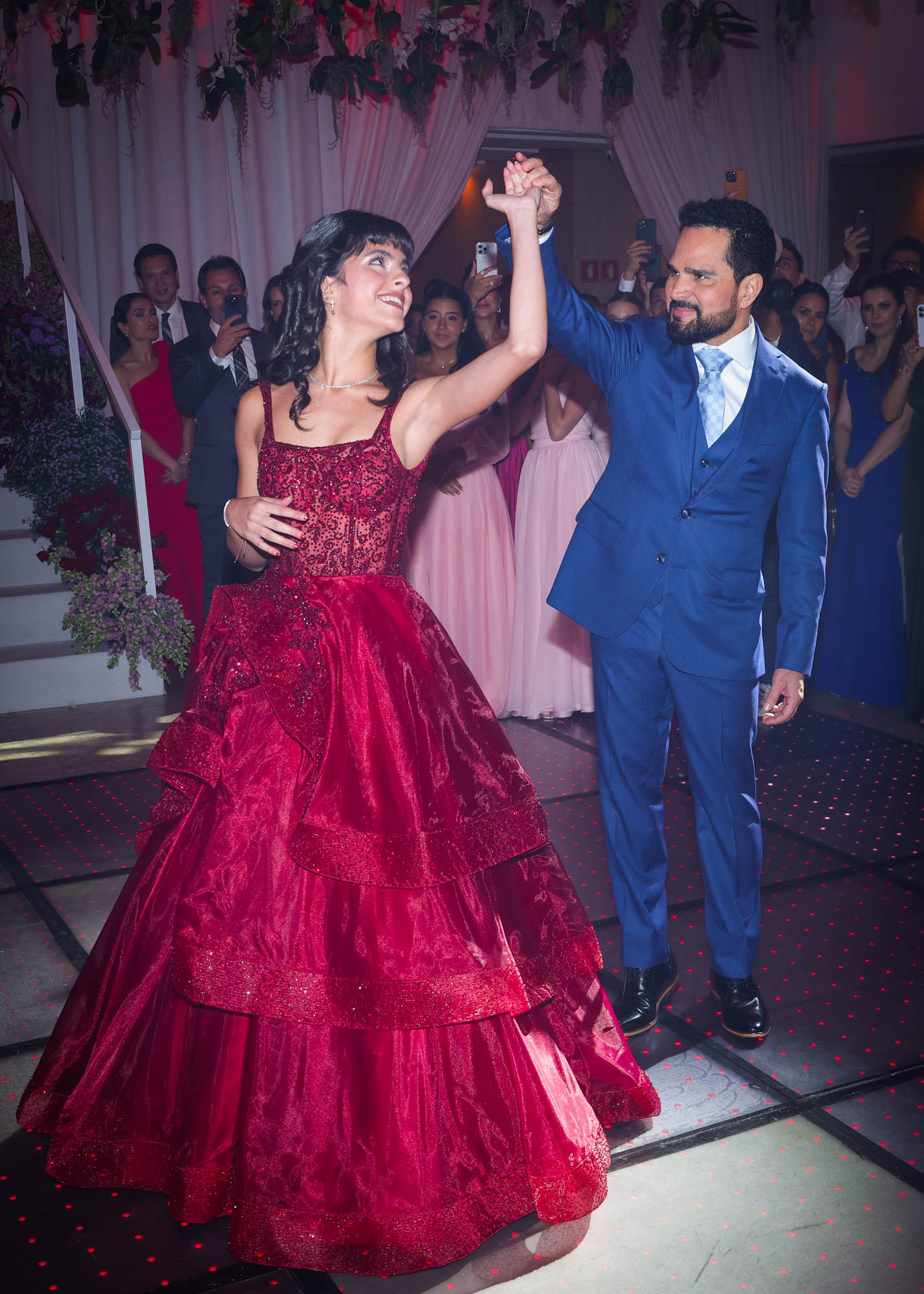 Isabella e Luciano dançam durante a festa de 125 anos (Foto: Manu Scarpa/Brazil News)