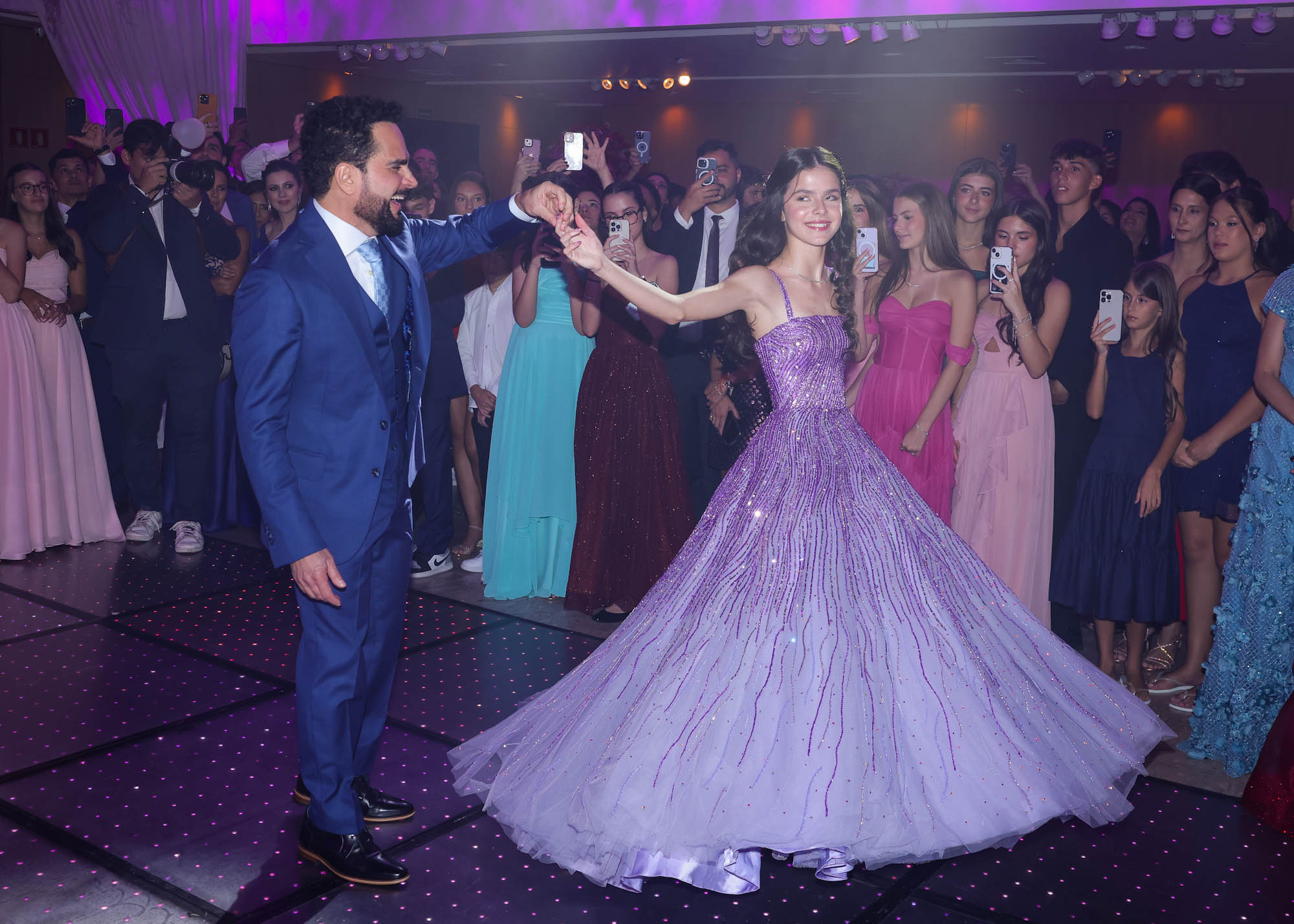 Helena e Luciano dançam durante a festa de 15 anos (Foto: Manu Scarpa/Brazil News)