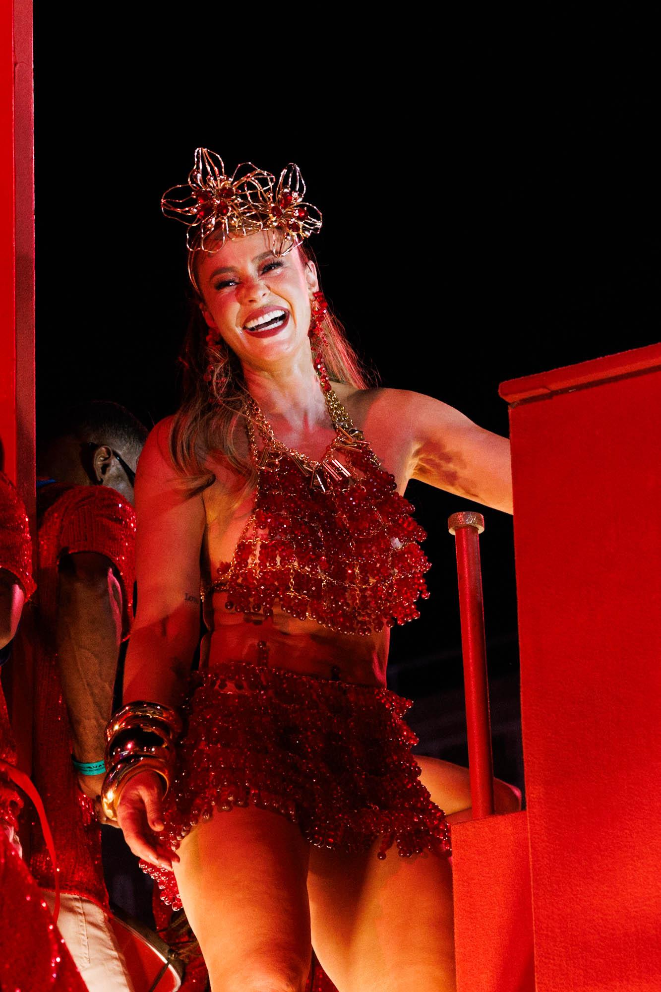Paolla Oliveira com look vermelho na Sapucaí (Foto: Brazil News)