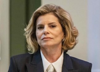 Vale Tudo: Odete Roitman chega chegando com gravata, camisa e blazer Debora Bloch como Odete Roitman (Foto: Fábio Rocha/TV Globo/Divulgação)