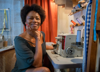 Eunice, de “Vale Tudo”, usa bolsa marrom de crochê de R$ 599 Eunice (Edvana Carvalho) em cena de Vale Tudo (Foto: Fábio Rocha/Divulgação/TV Globo)