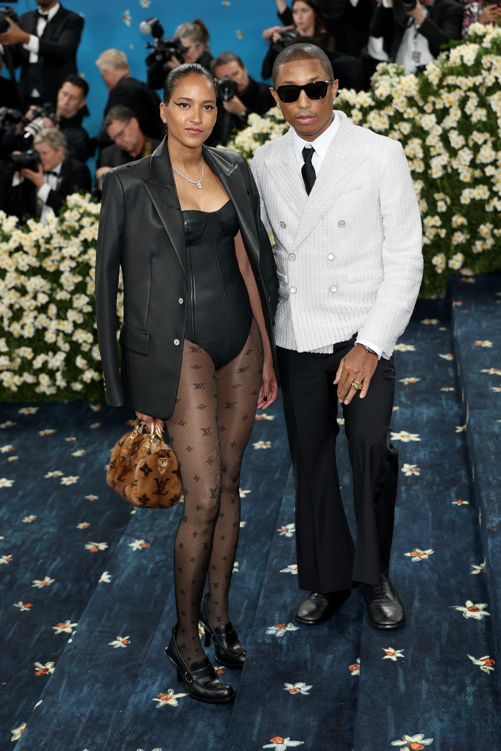 Helen Lasichanh and Pharrell Williams (Foto: Michael Loccisano/GA/The Hollywood Reporter via Getty Images/Louis Vuitton/Divulgação)