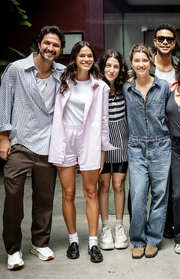 Bruna Marquezine e elenco de "Amor da Minha Vida" (Foto: Divulgação/@helenabarretophoto)
