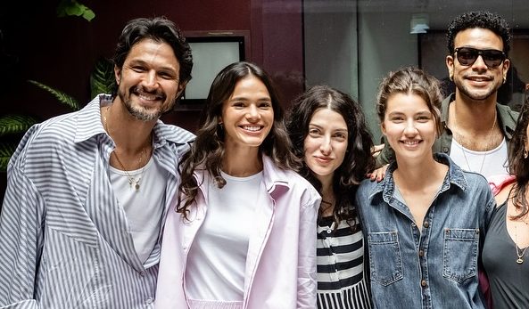 Bruna Marquezine e elenco de "Amor da Minha Vida" (Foto: Divulgação/@helenabarretophoto)