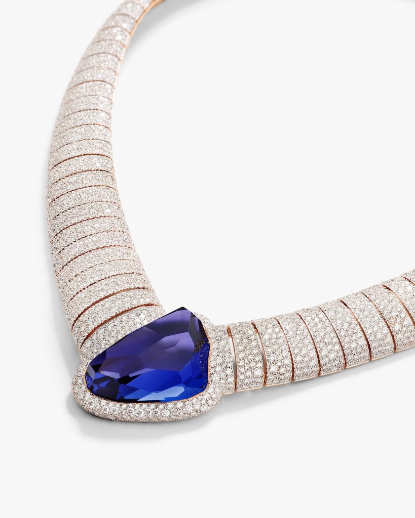 Colar com tanzanita usado por Alessandra Ambrosio (Foto: Reprodução/Instagram)