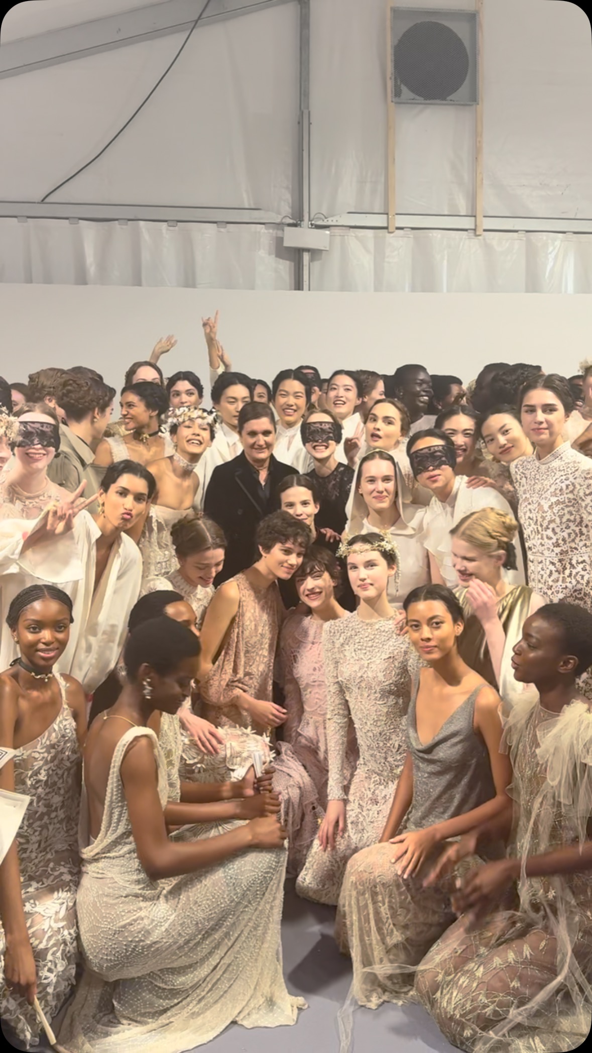Maria Grazia Chiuri e modelos após o último desfile da Dior (Reprodução/Instagram)