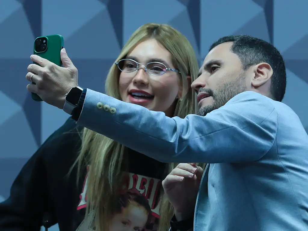 Senador Cleitinho tira selfie com Virgínia na CPI das Bets (Foto:Lula Marques/Agência Brasil)
