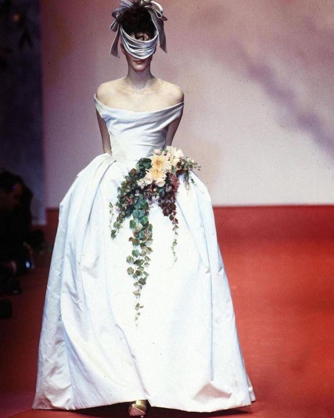 Vestido da noiva de olhos vendados de 1997, de Vivienne Westwood (Foto: Reprodução)