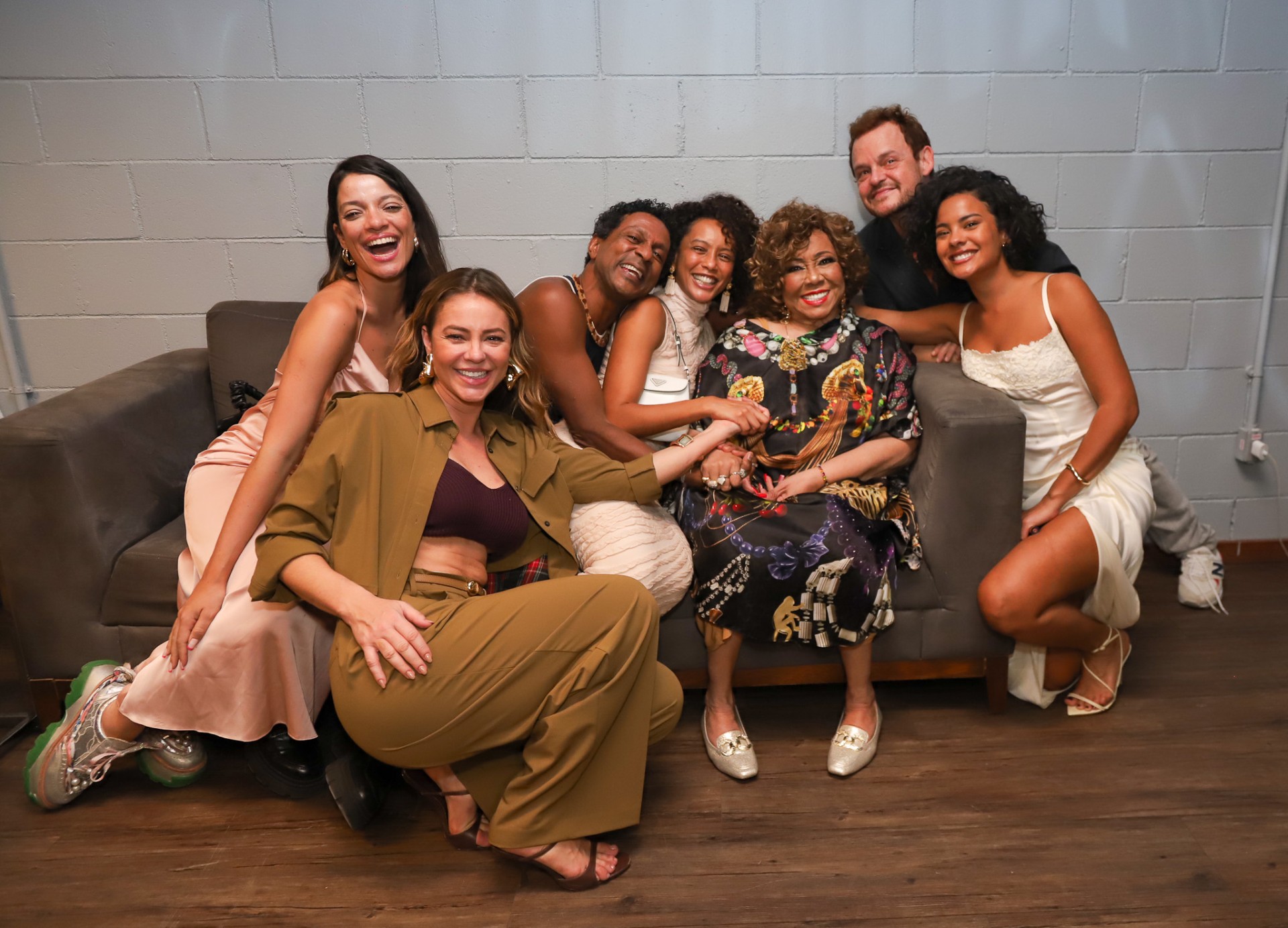 Paolla Oliveira, Taís Araújo, Bella Campos e mais atores da Globo com Alcione (Foto: Thiago Mattos/Brazil News)
