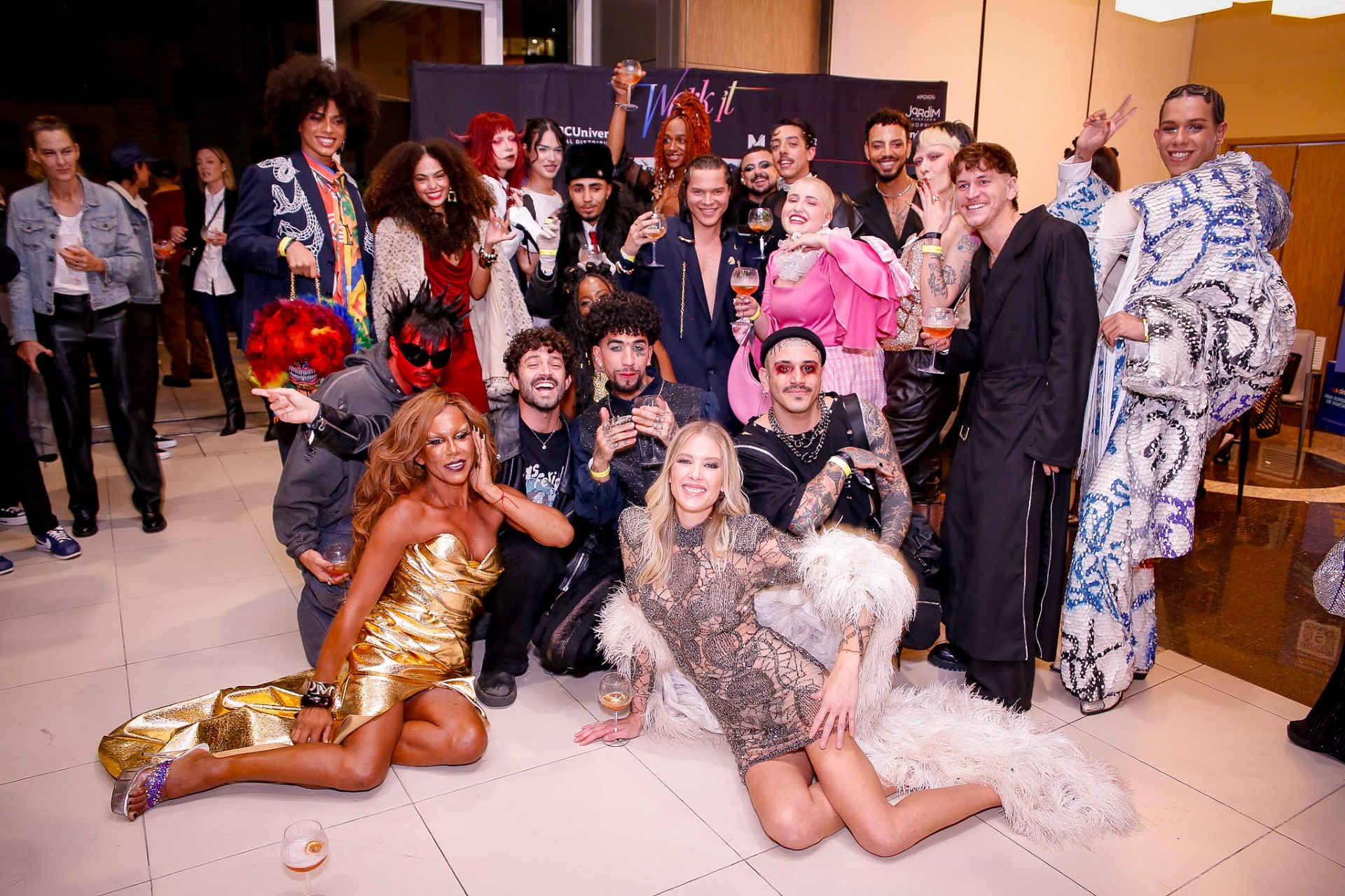 Maxi Weber e Gianne Albertoni com participantes do Werk It (Foto: Thiago Duran/Brazil News)
