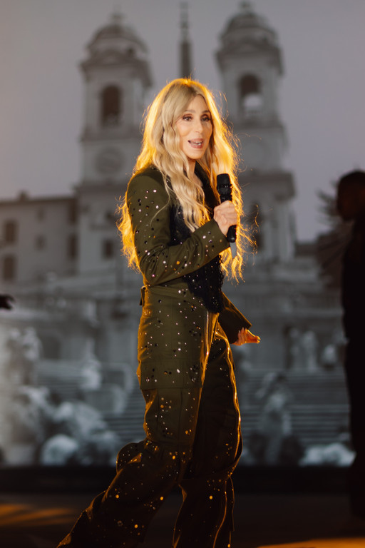 Cher em show para Dolce & Gabbana (Foto: Divulgação)