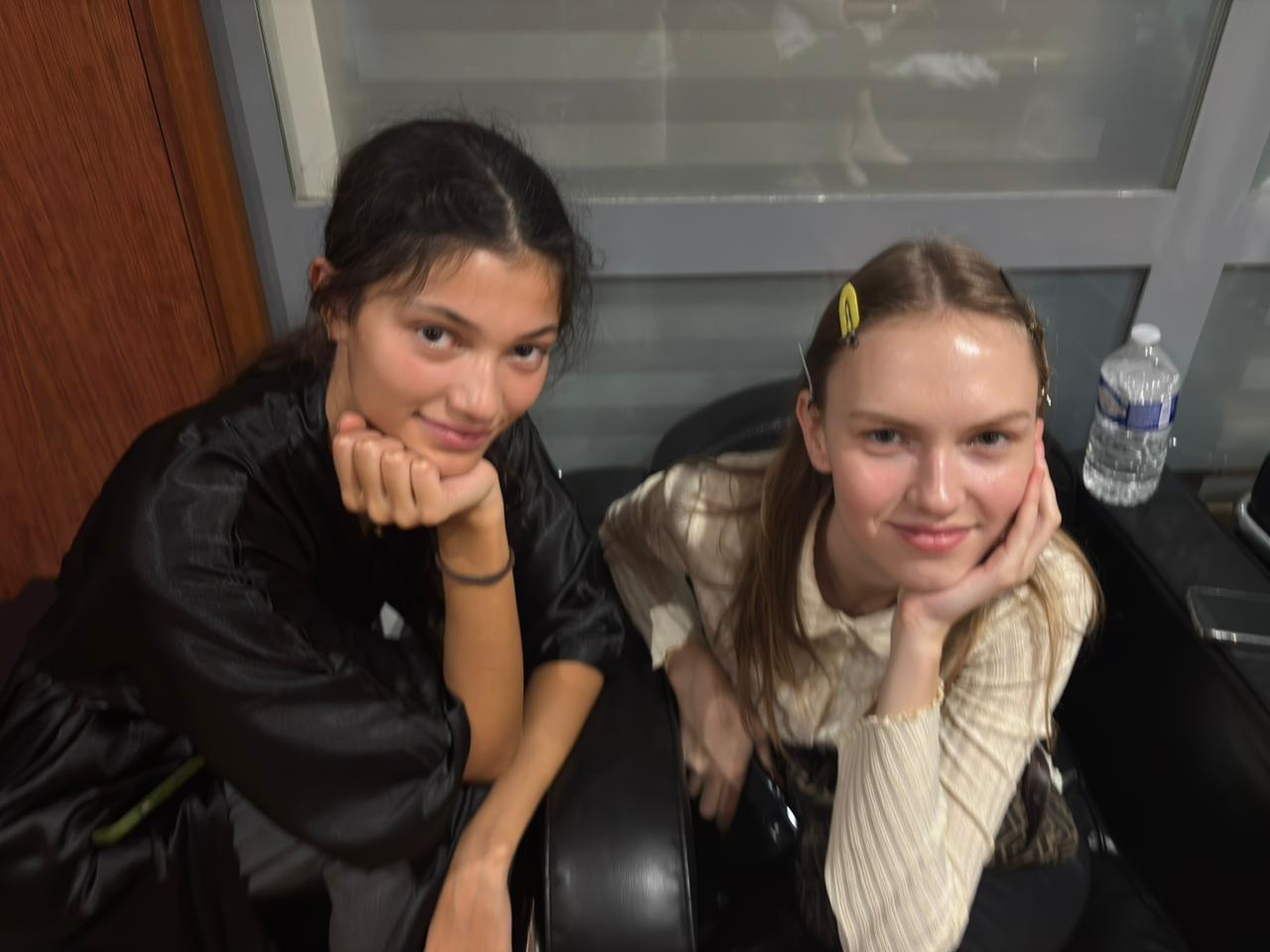 Victoria Blecher e Gabriela Nied no backstage da Céline (Foto: Divulgação/Way Model)