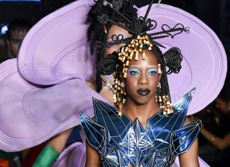 Make maximalista, geométrica e colorida ganha as passarelas Desfile Vittor Sinistra na Casa de Criadores (Foto: Agência Fotosite)