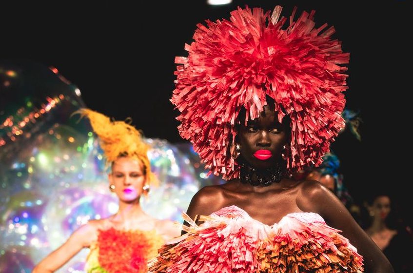Look de Gustavo Silvestre no desfile da Germanier (Foto: Isa Viriato/Divulgação)