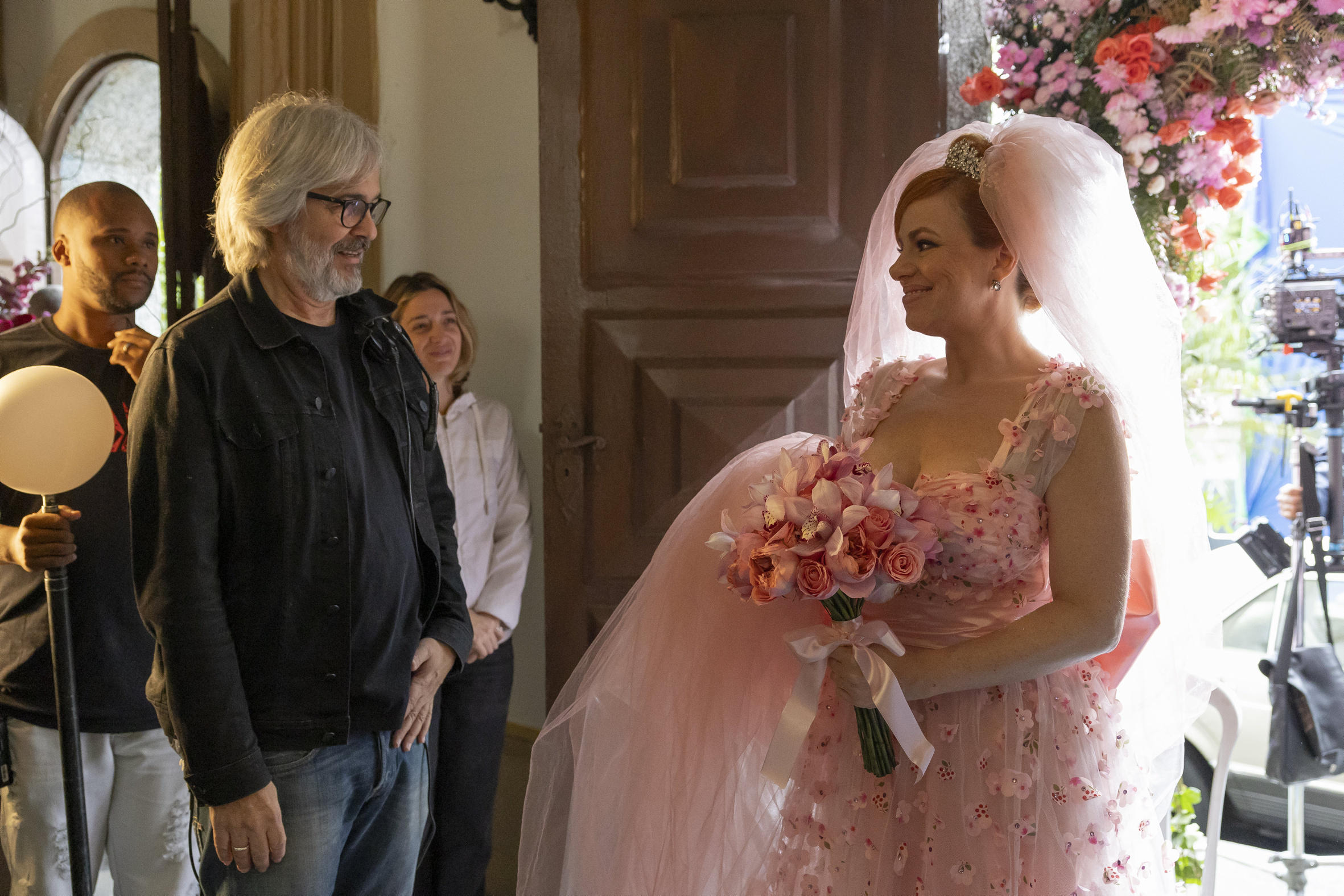 O diretor Paulo Silvestrini e Aldeíde (Karine Teles) nos bastidores da gravação (Foto: Manoella Mello/TV Globo/Divulgação)