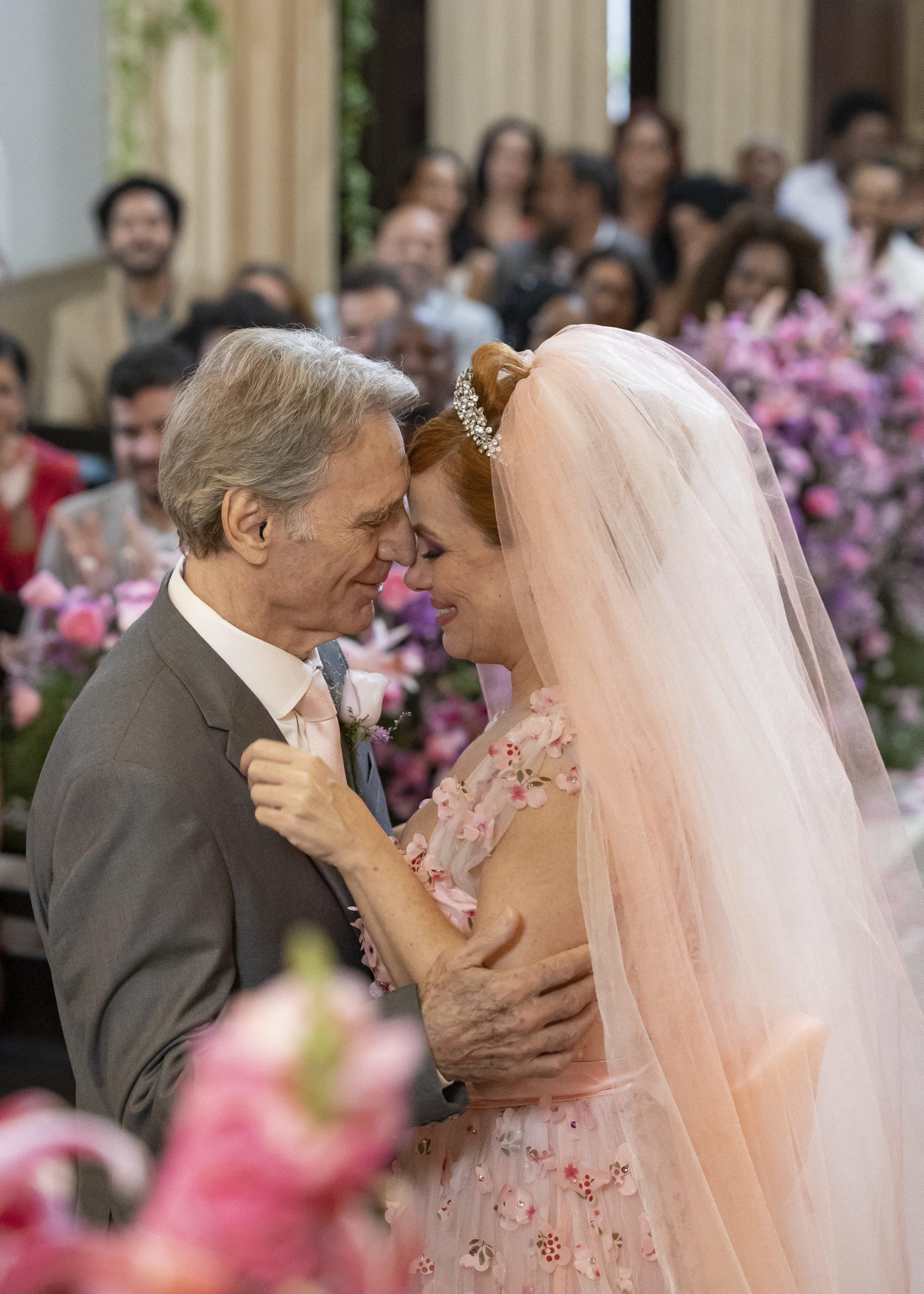 Aldeíde (Karine Teles) e Laudelino (Herson Capri) se casam (Foto: Manoella Mello/TV Globo/Divulgação)