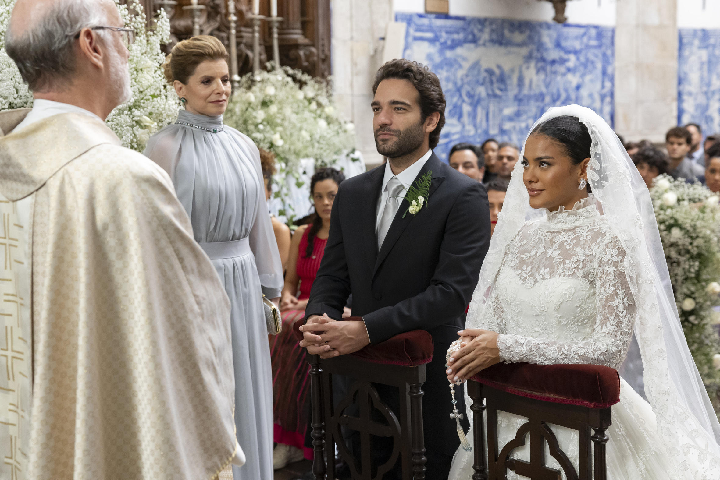 Odete (Debora Bloch) no casamento de Afonso e Maria de Fátima (Foto: Fábio Rocha/Rede Globo/Divulgação)