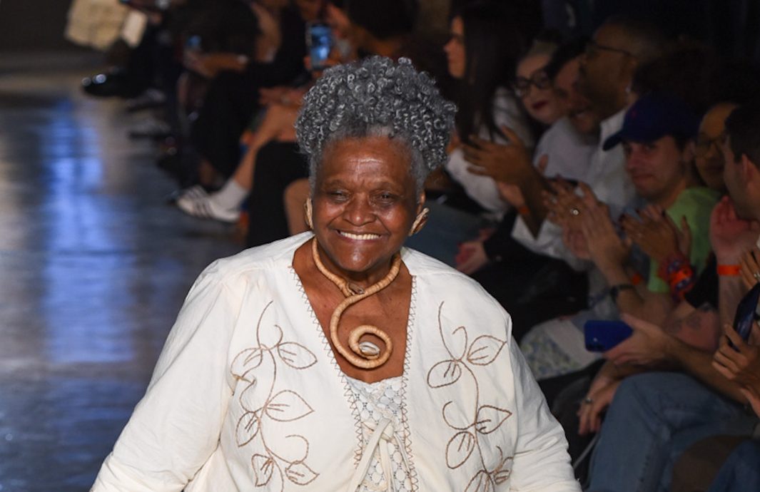 A estilista Marisa Moura, de 81 anos, estreia na Casa de Criadores (Foto: Andy Santana/Brazil News)