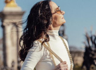 Com peças em ‘Vale Tudo’, designer lança e-book sobre acessórios Designer Betina Werner ensina como usar acessórios (Foto: @formaaltabijuteria/Instagram/Reprodução)