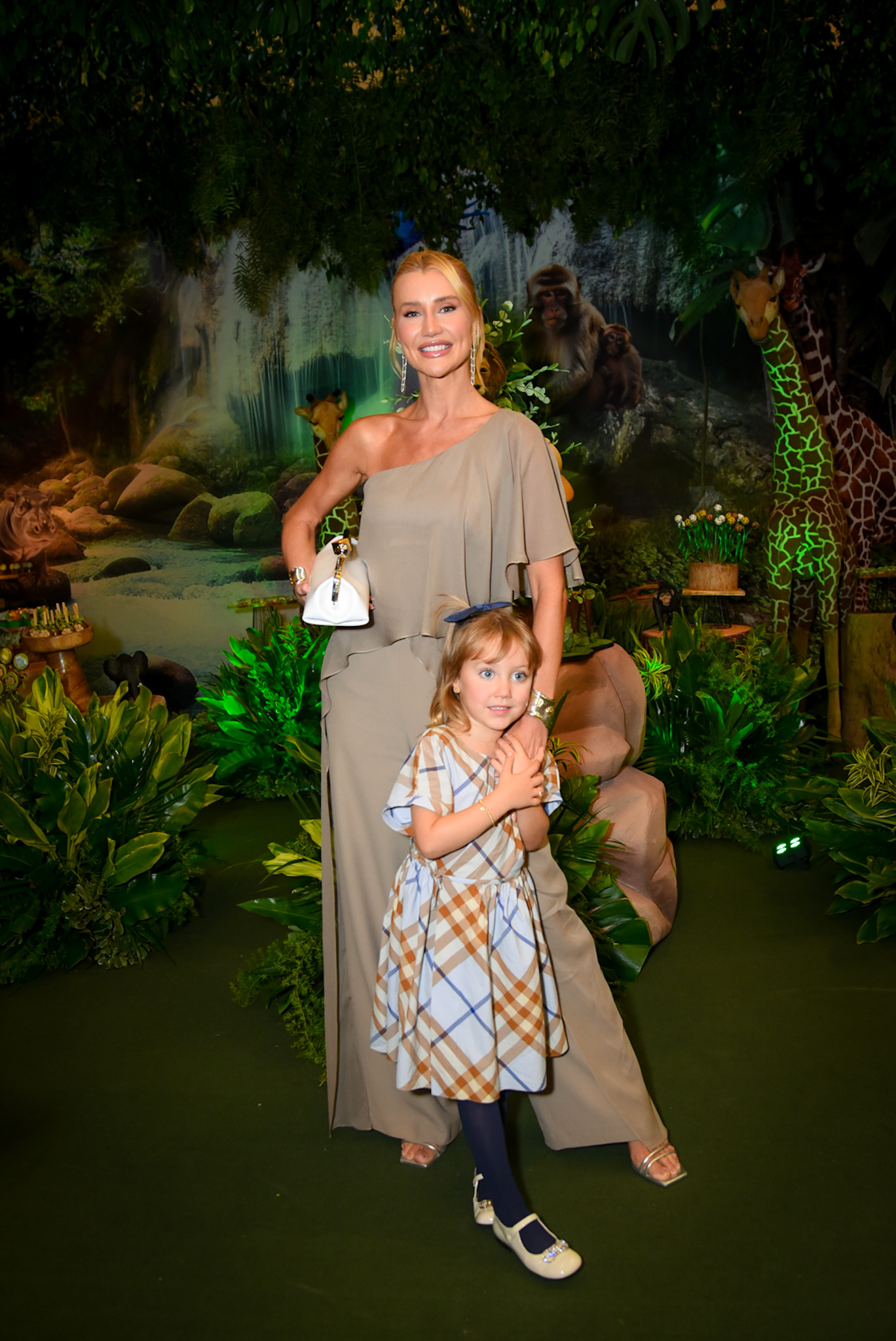 Ana Paula Siebert e Vicky Justus (Foto: Brazil News)