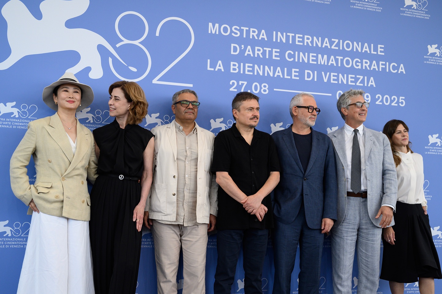 Fernanda Torres ao lado de integrantes do júri de Veneza (Foto: @aleksander_kalka/Labiennale/Instagram/Reprodução)