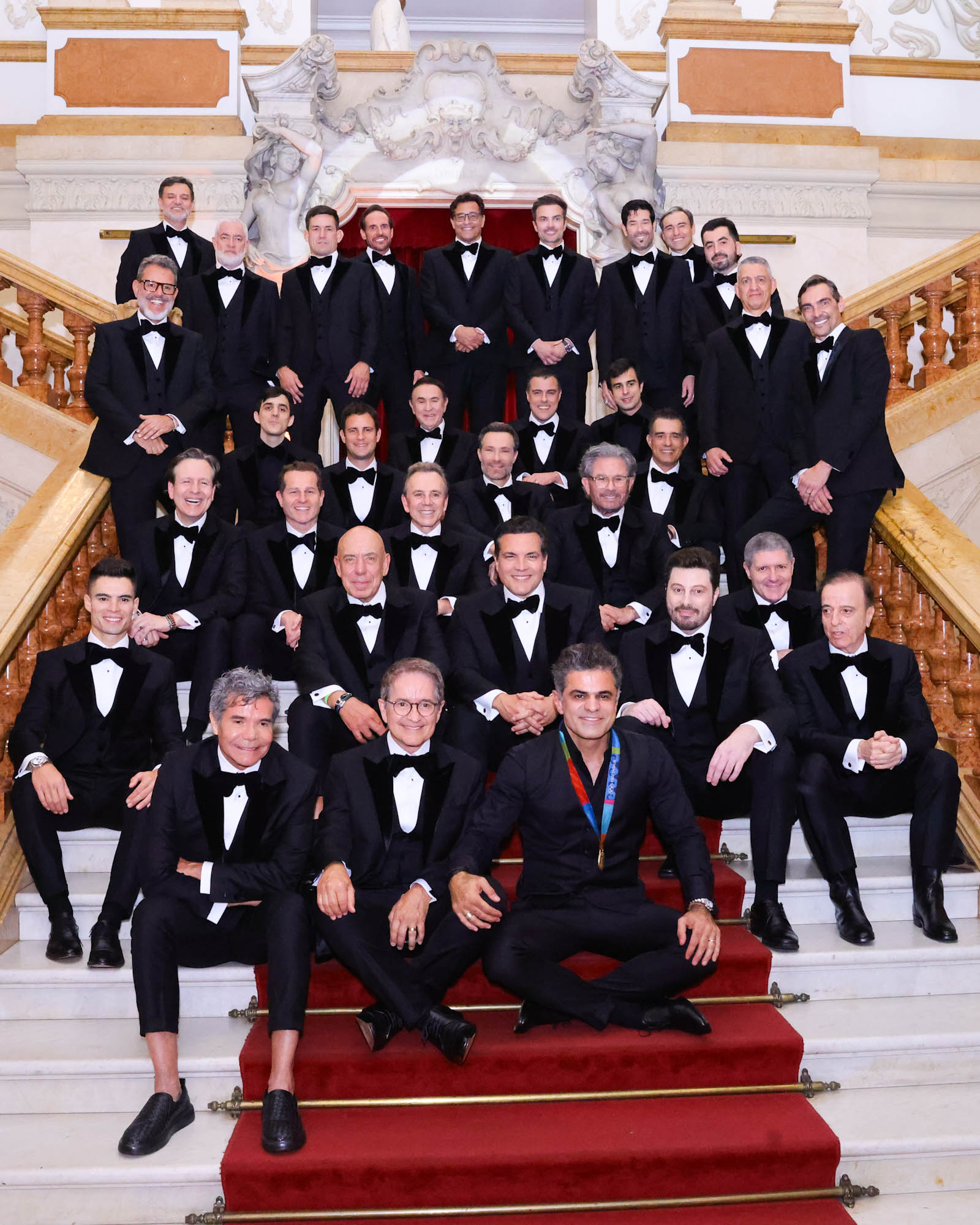 Famosos de black tie ao lado do alfaiate João Camargo (Foto: Andy Santana e Manu Scarpa/Brazil News)