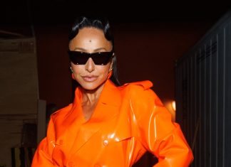 Frio no The Town: famosas apostam em casacos, jaquetas e botas Sabrina Sato (Foto: Brazil News)