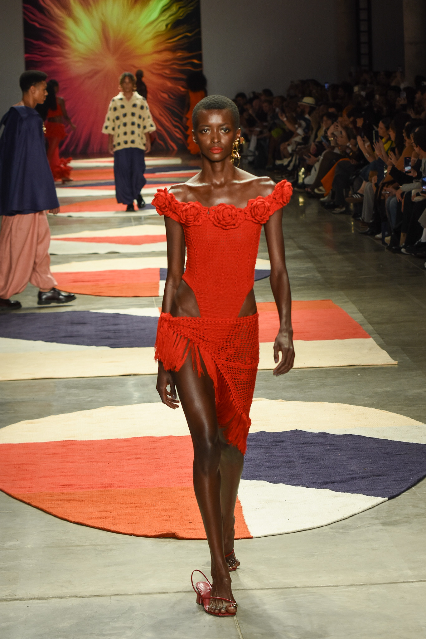Modelo perde a sandália (Foto: Will Dias/Brazil News)