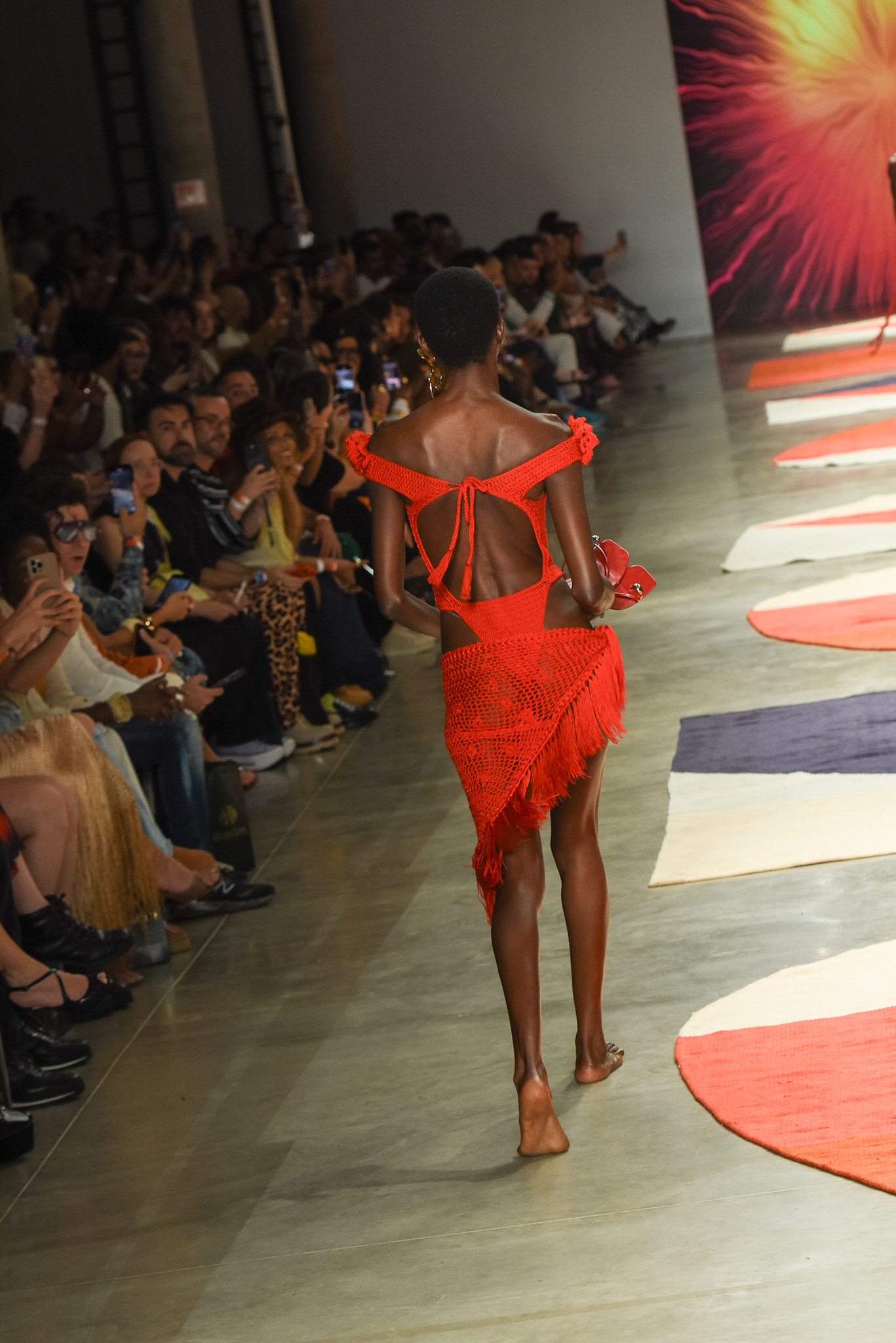 Modelo descalça (Foto: Will Dias/Brazil News)