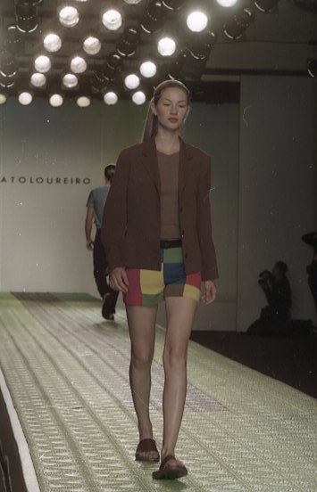 Gisele Bündchen no desfile de Renato Loureiro no 1º dia do 1º Morumbi Fashion, em 1996 (Foto: Rivaldo Gomes/Cortesia DGABC/Reprodução proibida sem autorização) 