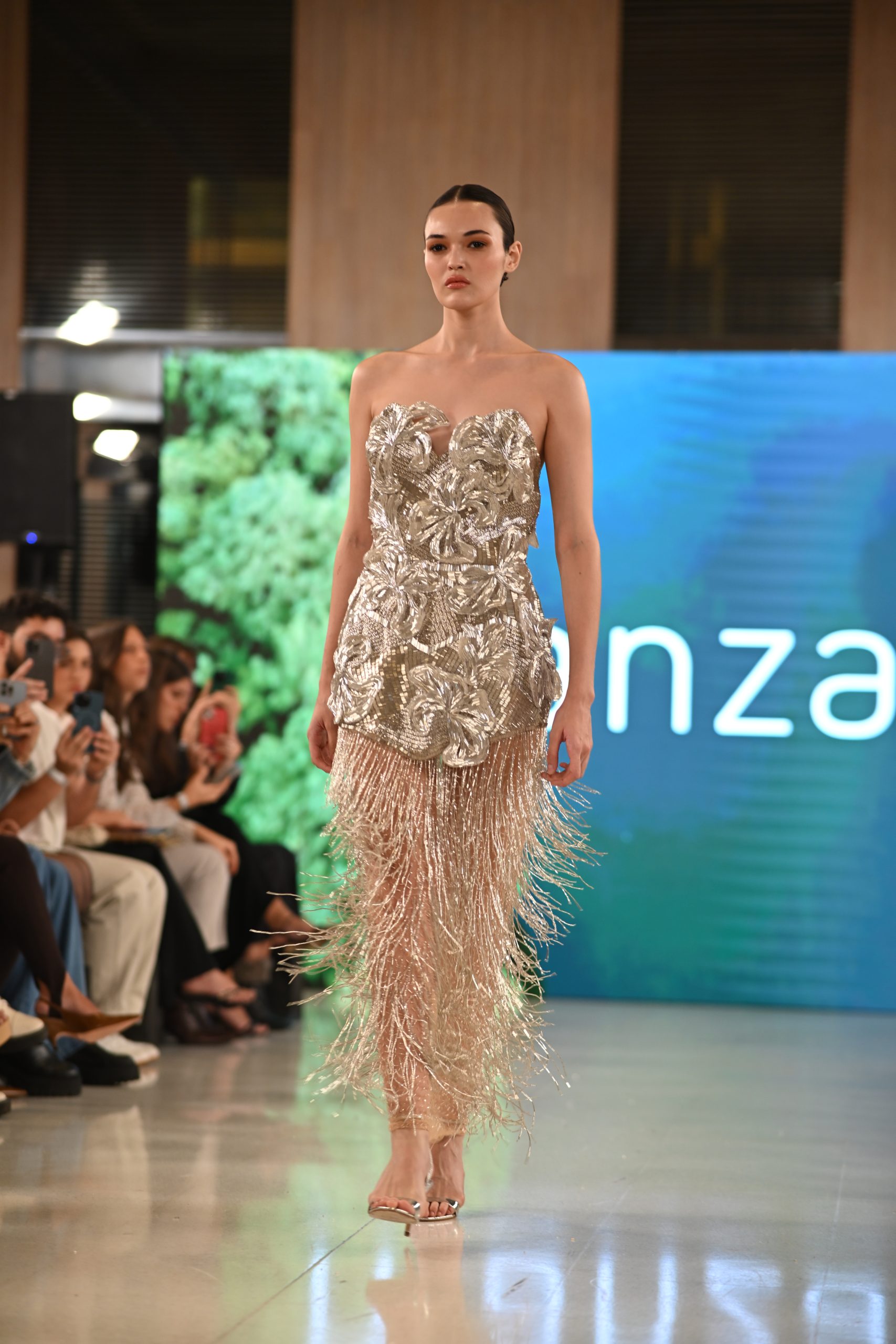 Vestido pesa 7 kg e demorou 3 meses para ficar pronto (Foto: Thiago Reis.Divulgação)