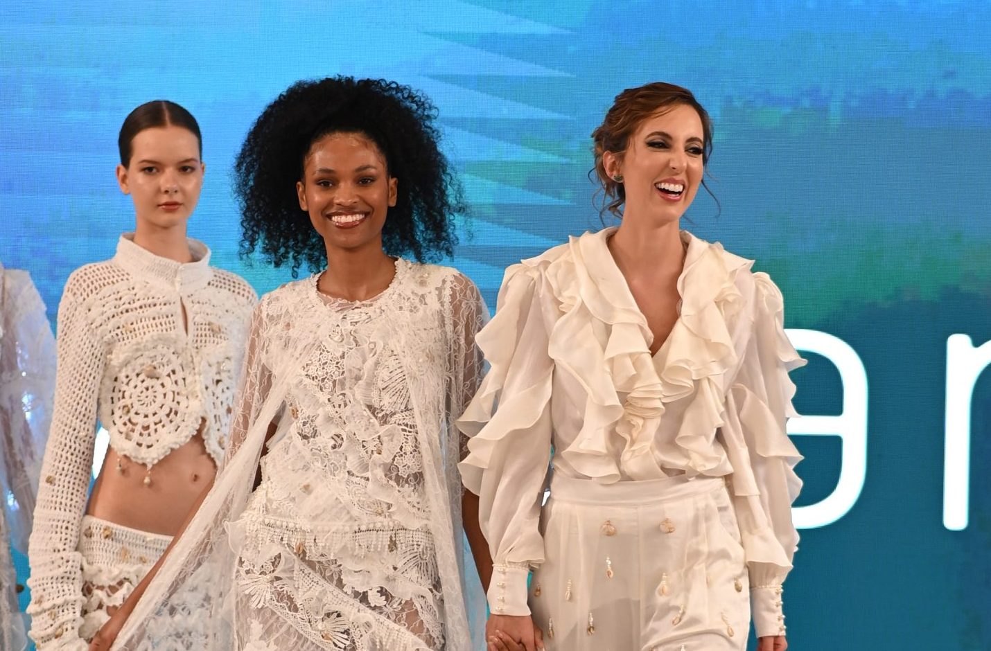 Leticia Manzan e modelos no final do desfile (Foto: Thiago Reis.Divulgação)