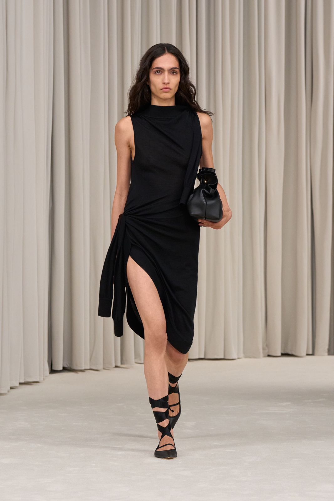 Vestido desfilado pela grife Ferragamo para a primavera-verão 2025 (Foto: Reprodução)