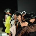 Enfeites, vestidos estampados etc.: veja 36 fotos de tendências do SPFW