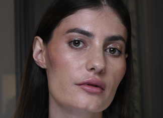 Make leve e batom rosa-chiclete marcam beleza em desfiles de Paris Desfile La Koriador (Foto: Meera Fox Photography/Divulgação)