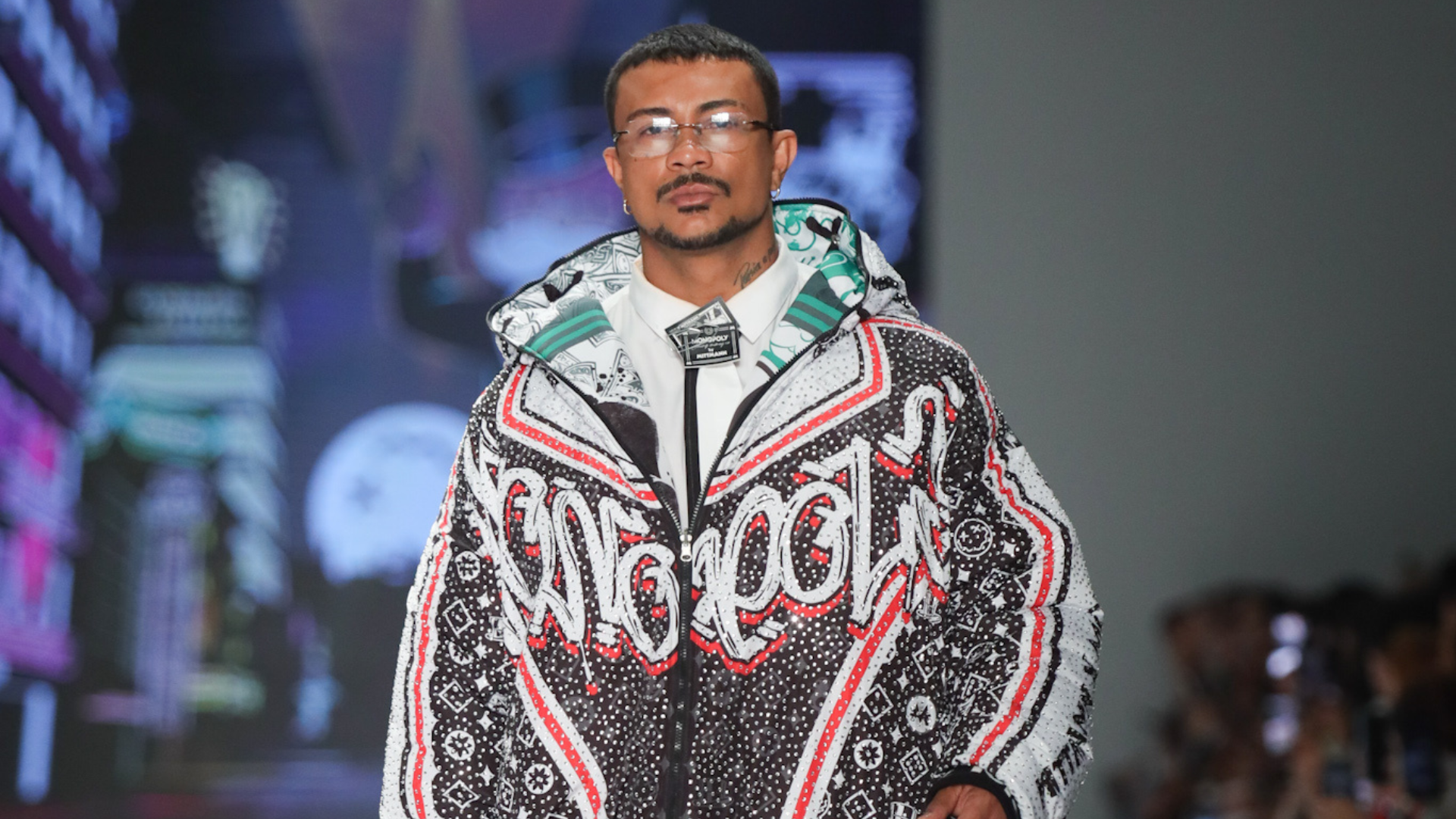 Xamã desfila para Dario Mittmann no SPFW (Foto: Lucas Ramos/Brazil News) 