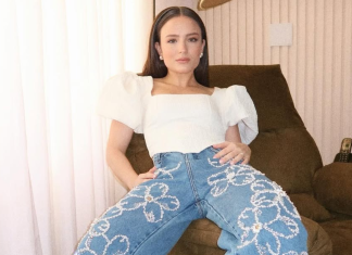 Larissa Manoela prova ar fashion da calça jeans bordada Larissa Manoela (Foto: @larissamanoela/Instagram/Reprodução)