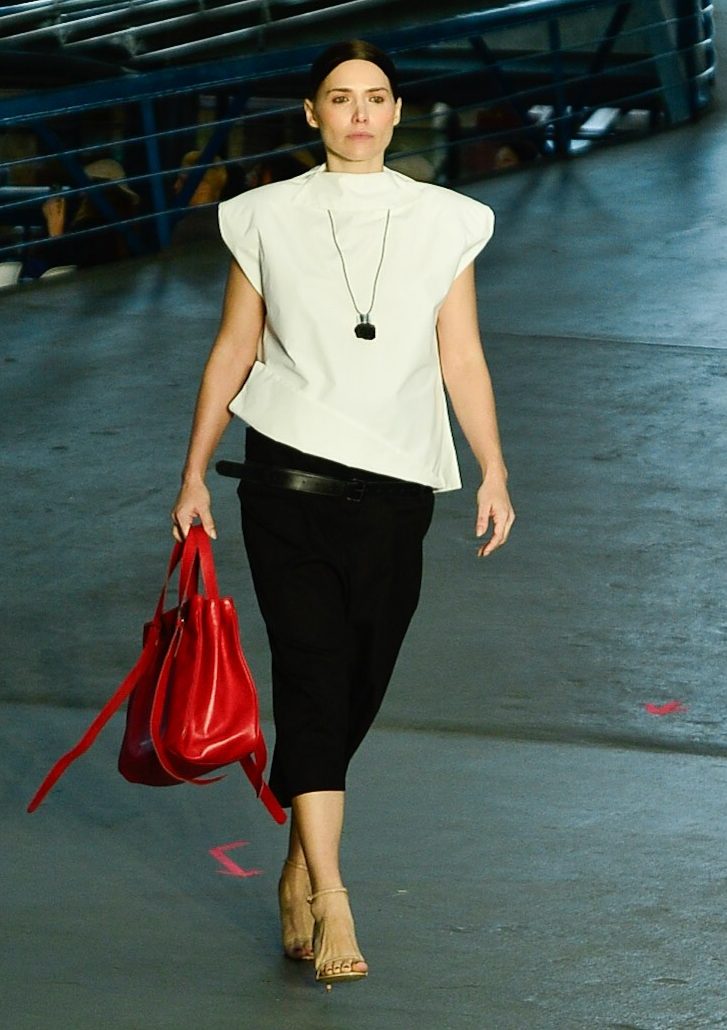 Letícia Colin desfila para Ângela Brito no SPFW (Foto: Eduardo Martins / Brazil News)