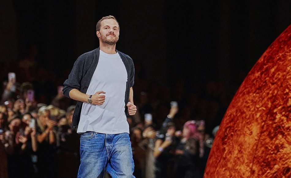 Matthieu Blazy no desfile Chanel (Foto: Reprodução/Instagram/@chanel)
