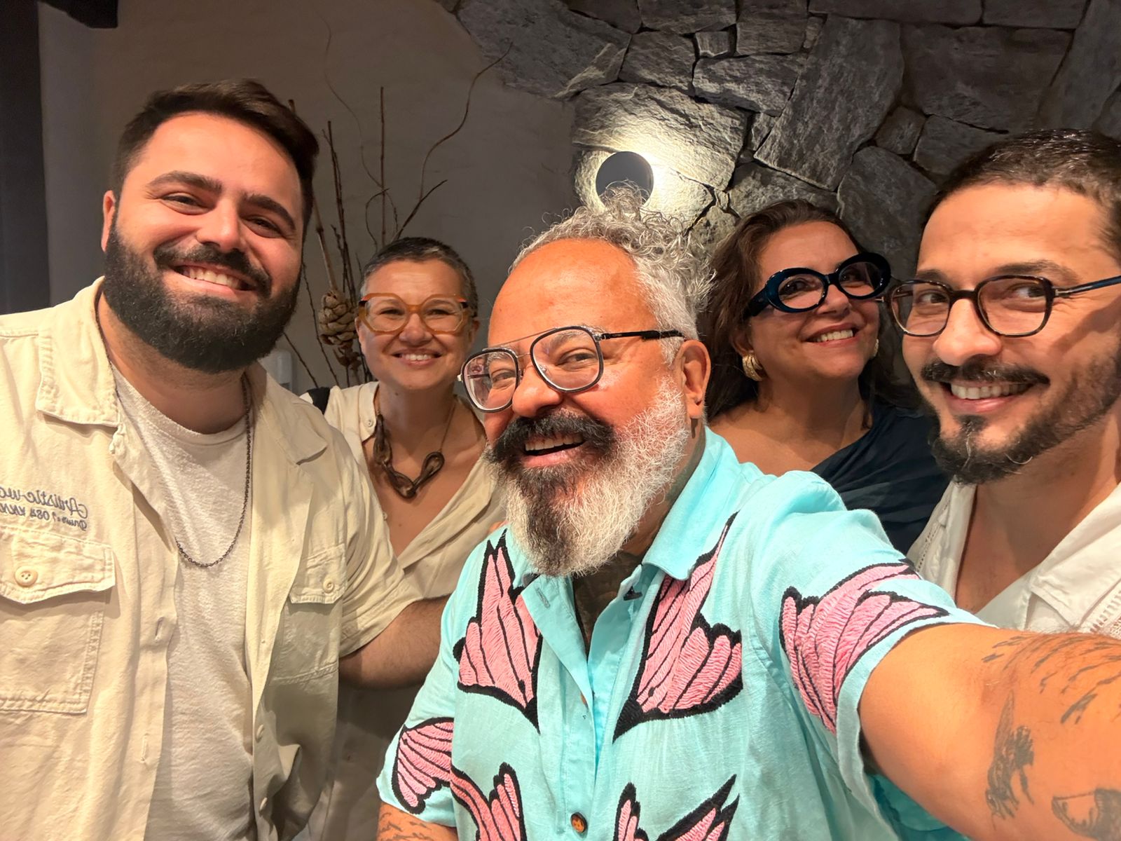 Ronaldo Fraga (à frente) e sua trupe foram provar seu prato-homenagem sendo recebidos por Bruno Furlanetto (à esquerda) - (Foto: Divulgação)
