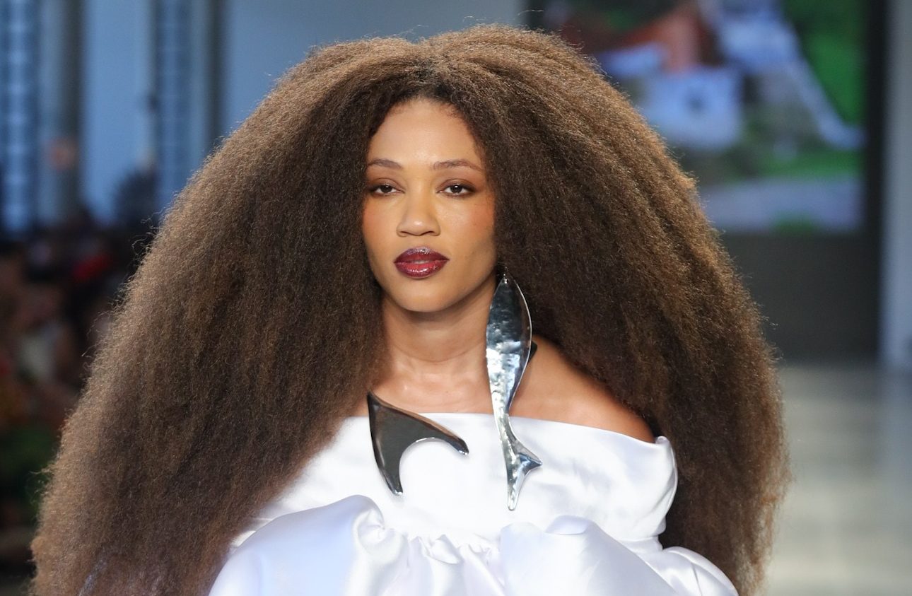 A cantora Luedji Luna no desfile da Meninos Rei (Foto: Brazil News)