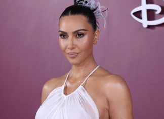De Kim Kardashian a Marquezine: plumas dominam trends de moda Kim Kardashian (Foto: Roberto Filho/Brazil News)