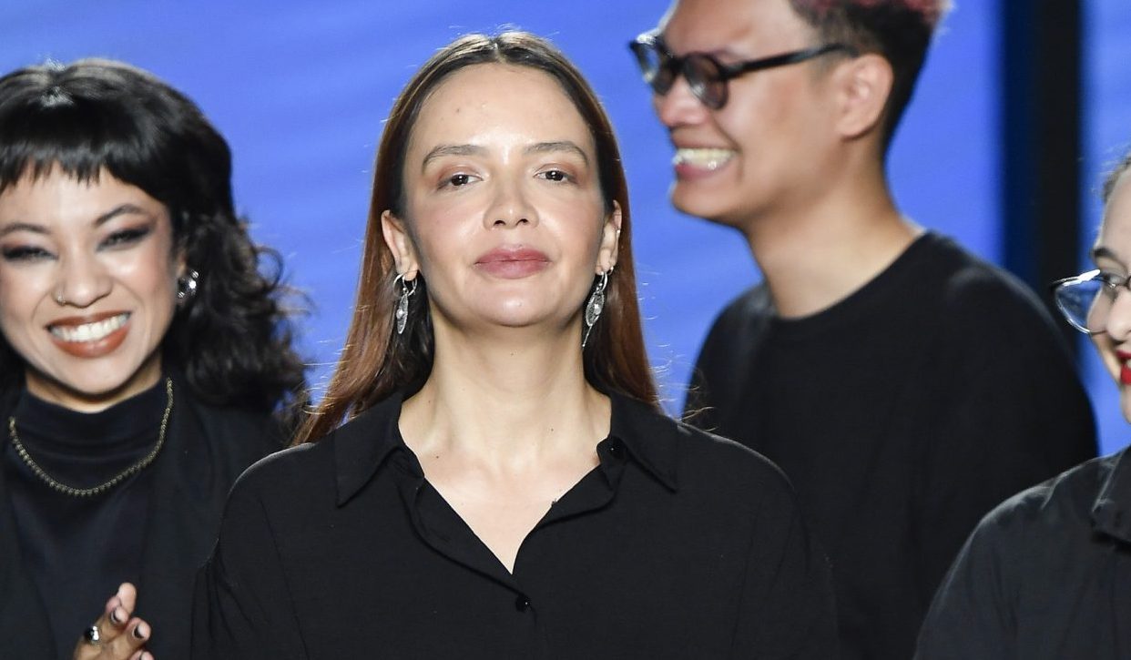 Renata Buzzo no fim do desfile do SPFW N58 (Foto: Marcelo Soubhia/@agfotosite/Divulgação)