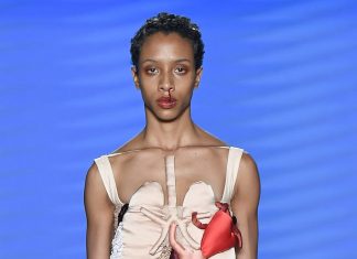 “Meu trabalho incomoda”, diz Renata Buzzo, escolhida pelo Met Gala Vestido com vísceras expostas de Renata Buzzo desfilado no SPFW (Foto: Marcelo Soubhia/@agfotosite/Divulgação)