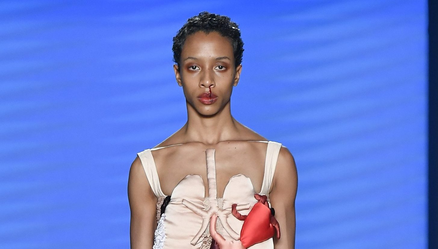 Vestido com vísceras expostas de Renata Buzzo desfilado no SPFW (Foto: Marcelo Soubhia/@agfotosite/Divulgação)