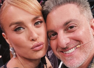 Angélica usa all black com brilho e flor 3D no ‘Domingão com Huck’ Angélica e Luciano Huck (Foto: @angelicaksy/Instagram/Reprodução)