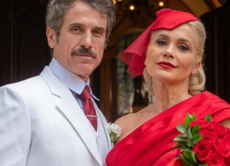 Êta Mundo Melhor!: Flávia Alessandra usa vestido de noiva vermelho Eriberto Leão e Flávia Alessandra (Foto: @flaviaalessandra/Instagram/Reprodução)